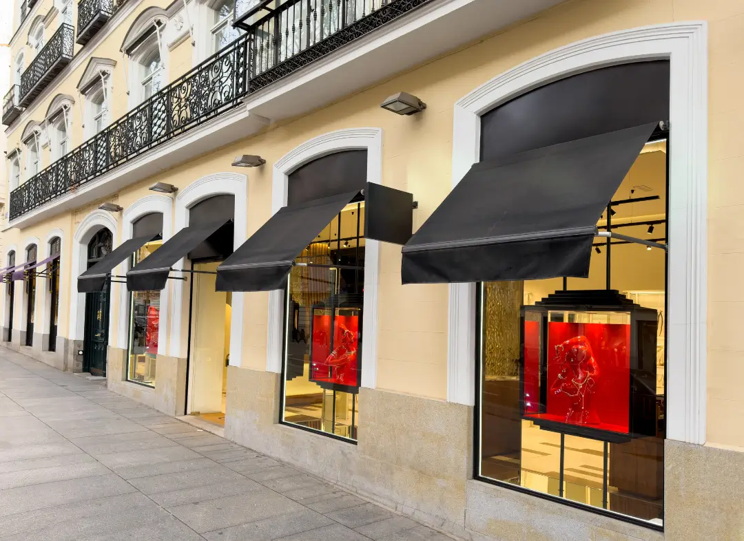 Façade vitrine de magasin en aluminium sur mesure à Varces-Allières-et-Risset